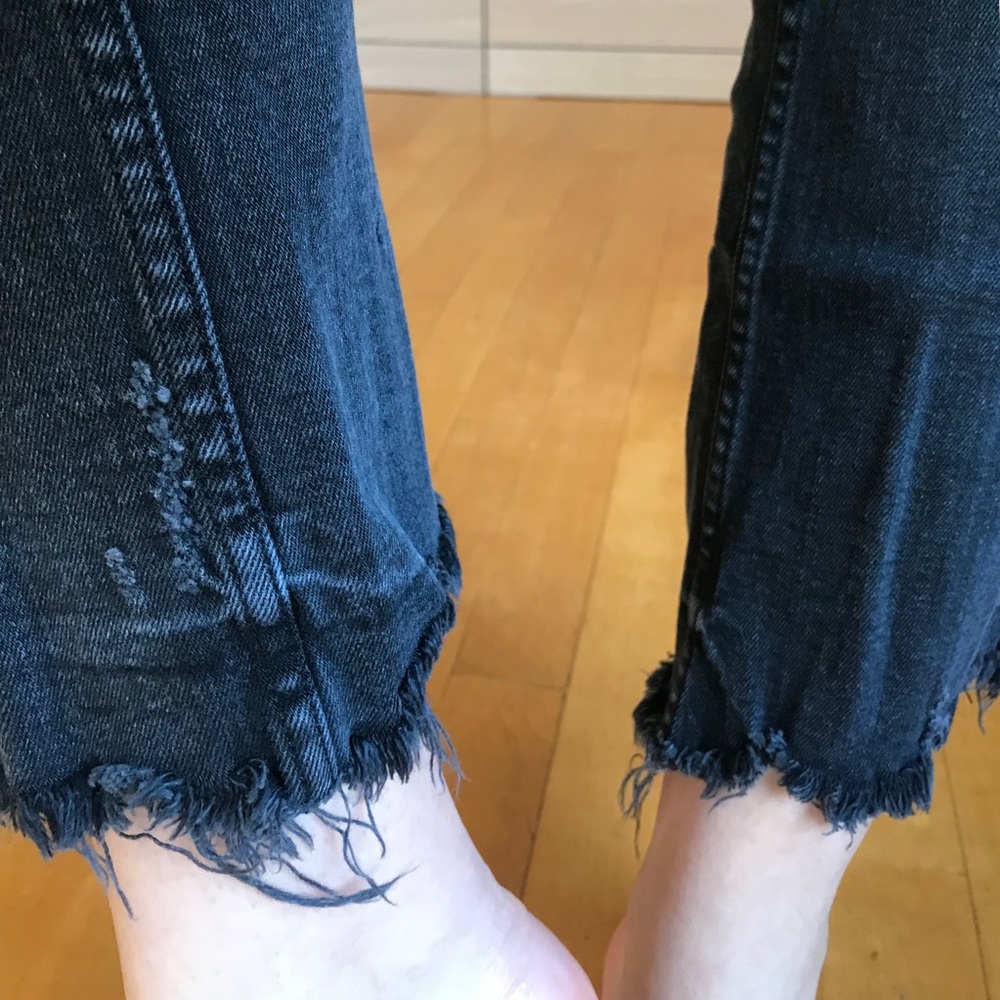 ⛔️ SOLD ⛔️ Zara mid rise black cropped jeans